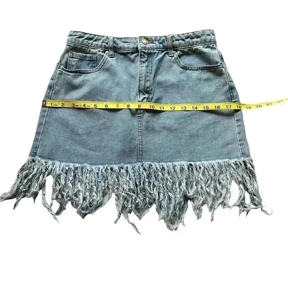 FOREVER 21 FRINGE DENIM MINI SKIRT•SIZE 26 US (S)•VERY CUTE LIGHT WASH DENIM• - Picture 3 of 7